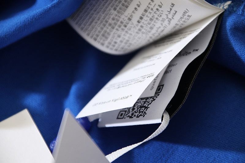 Blaues und schwarzes T-Shirt