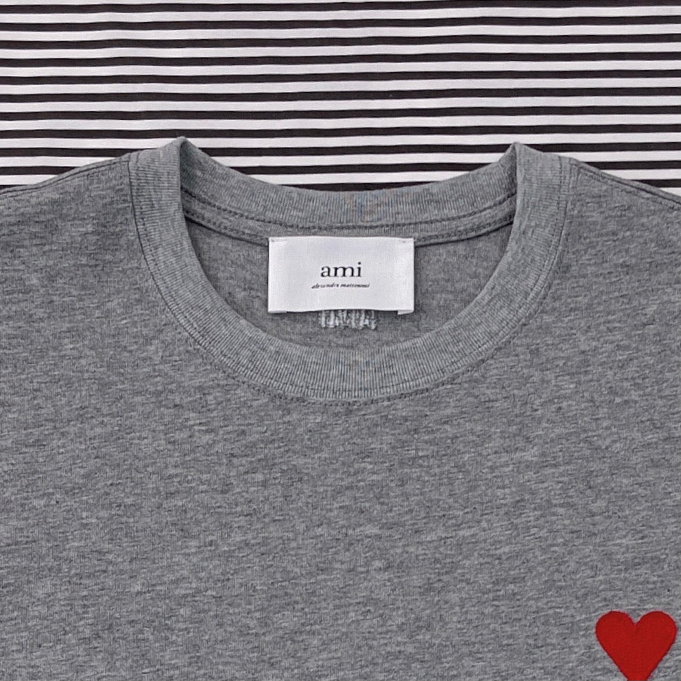 Weißes, schwarzes und graues T-Shirt