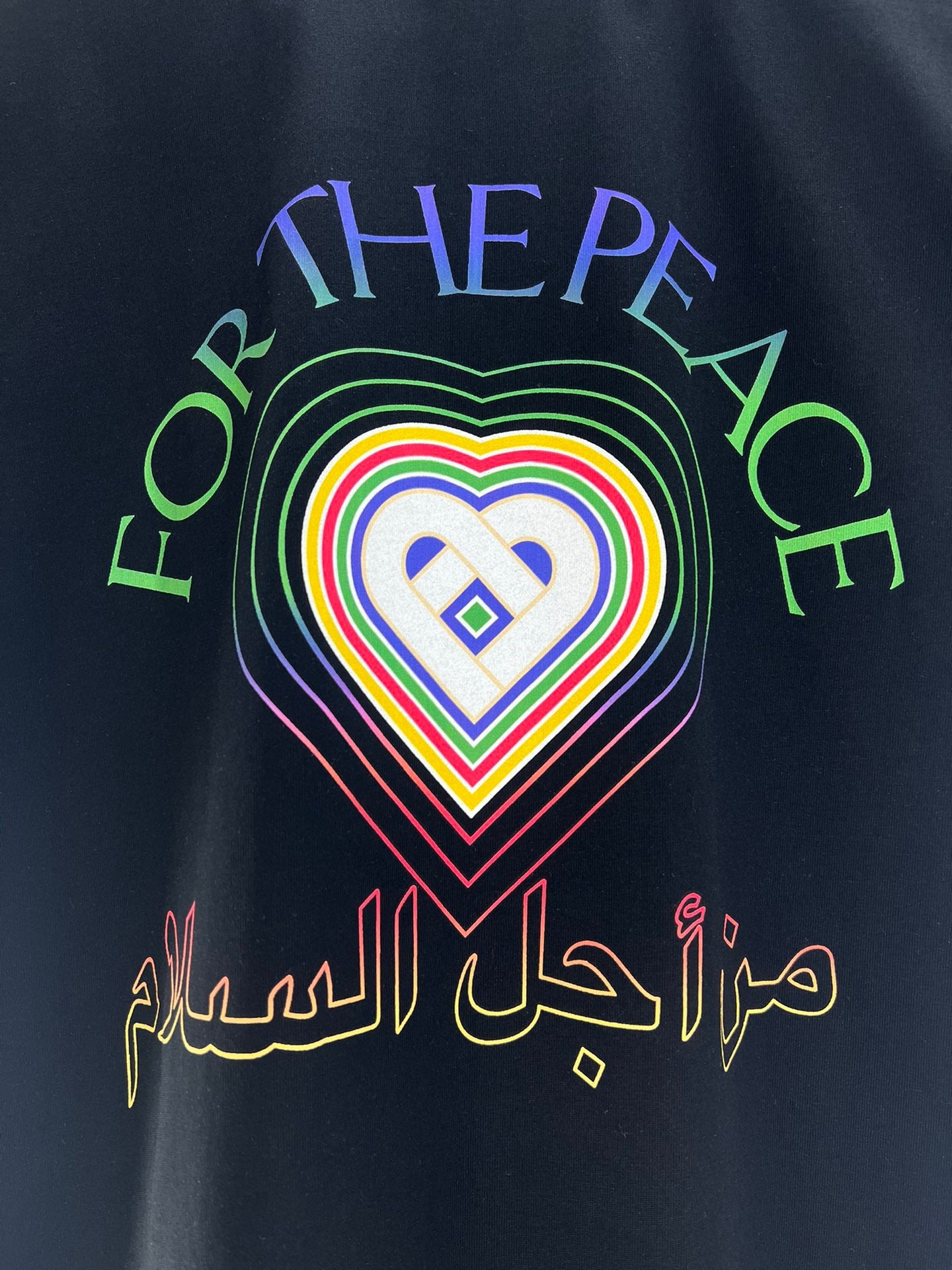 Weißes und blaues T-Shirt