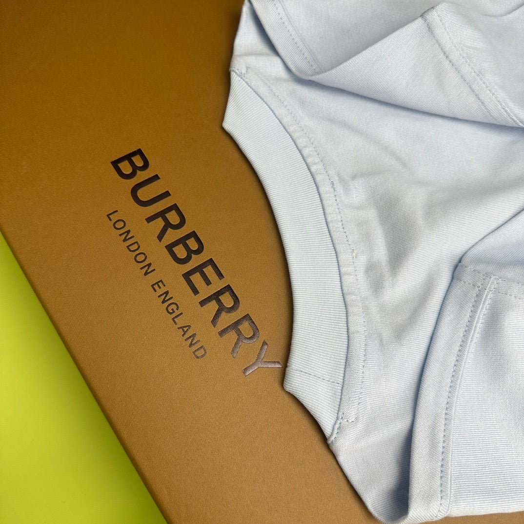 Schwarzes, khakifarbenes und weißes T-Shirt