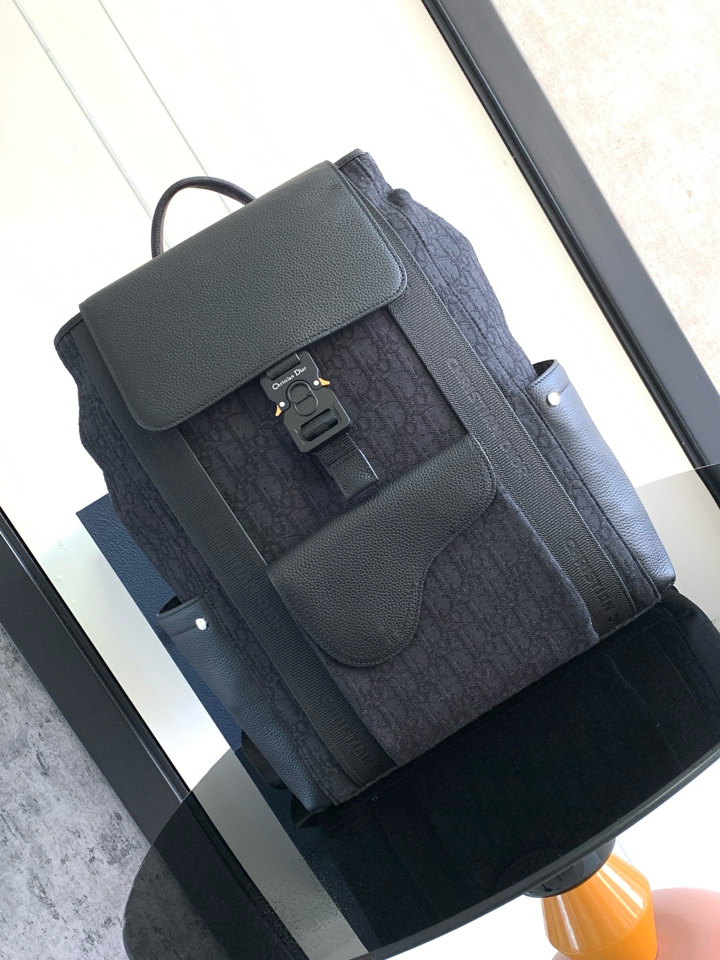 Aprikosen- und schwarze Tasche