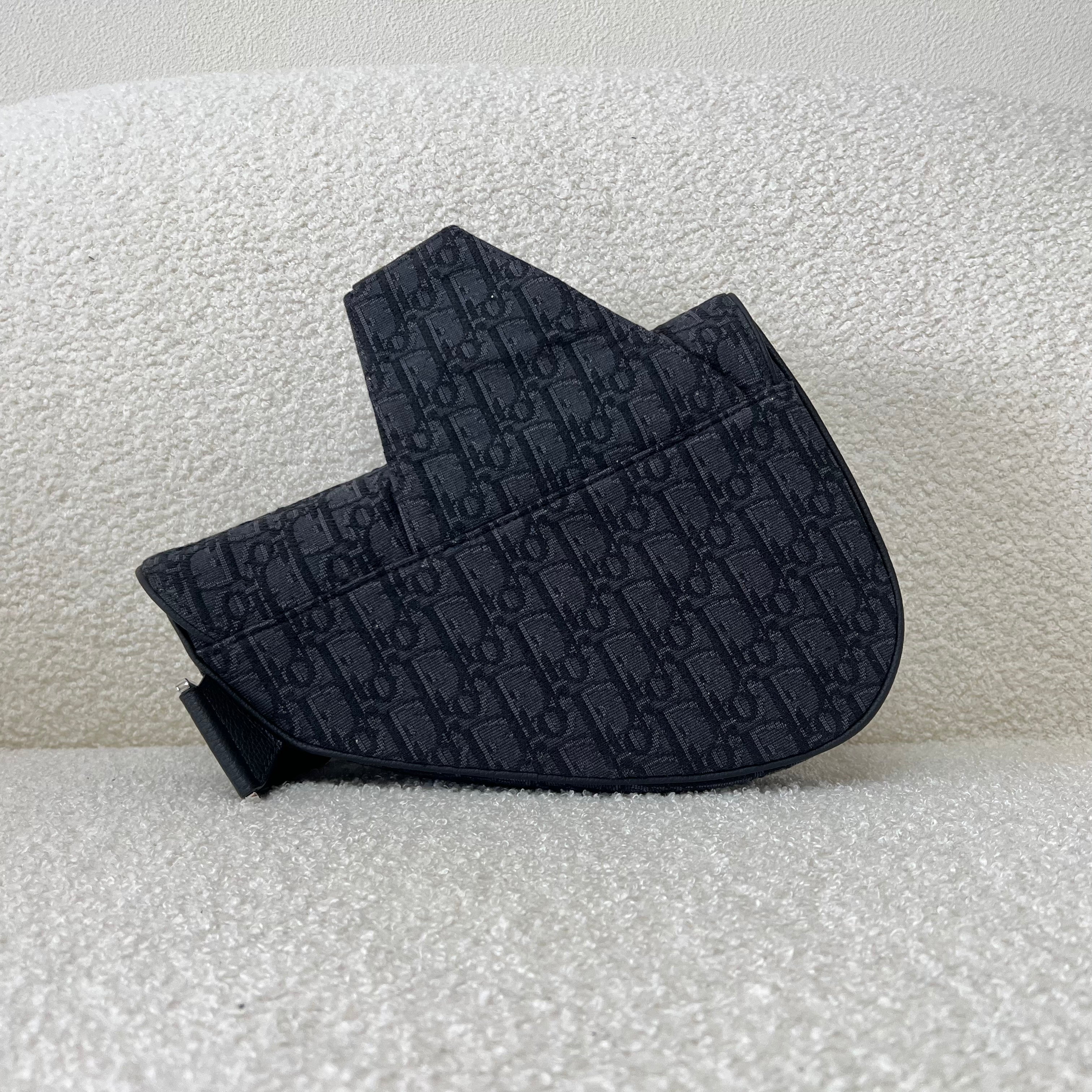 Blaue und schwarzgraue Tasche