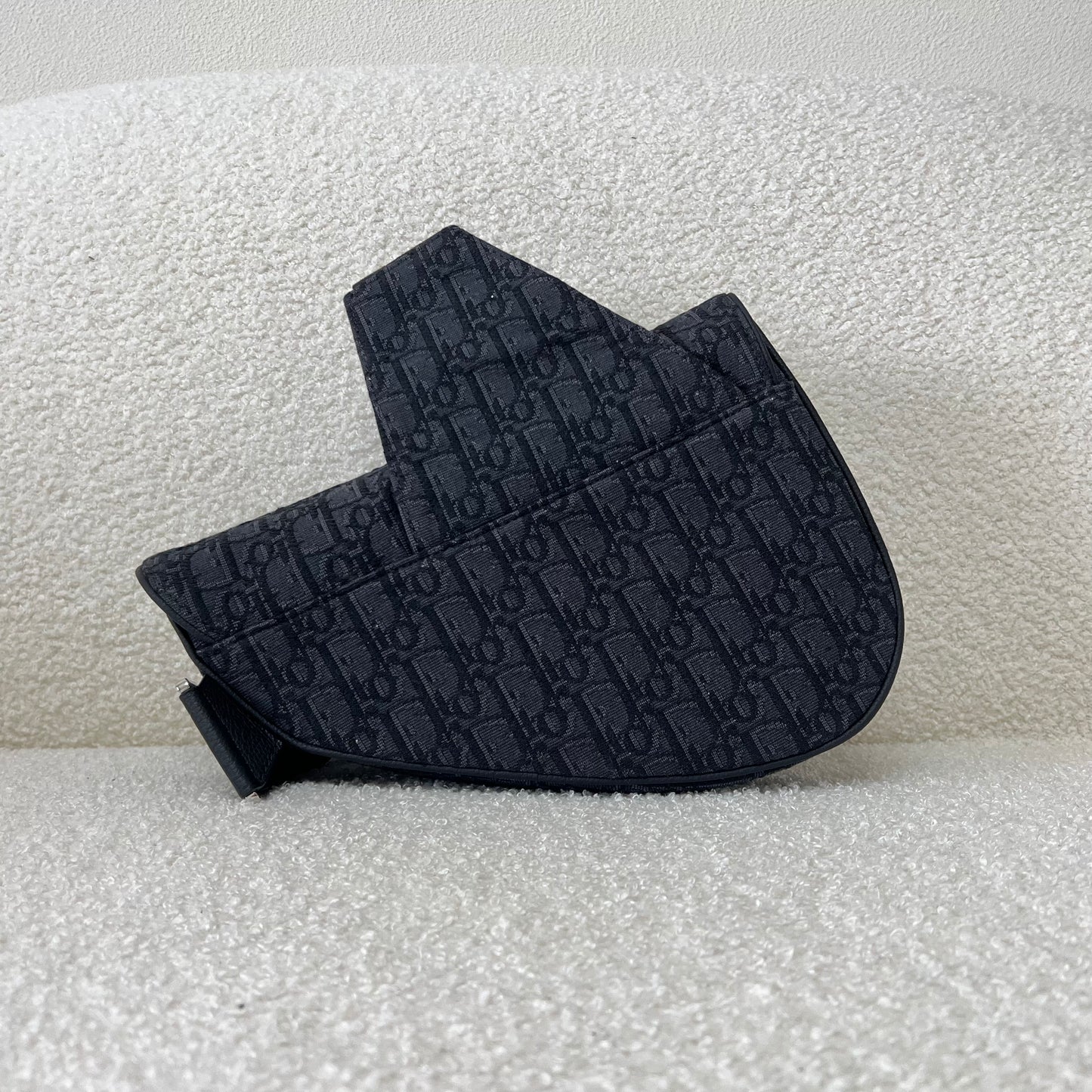 Blaue und schwarzgraue Tasche