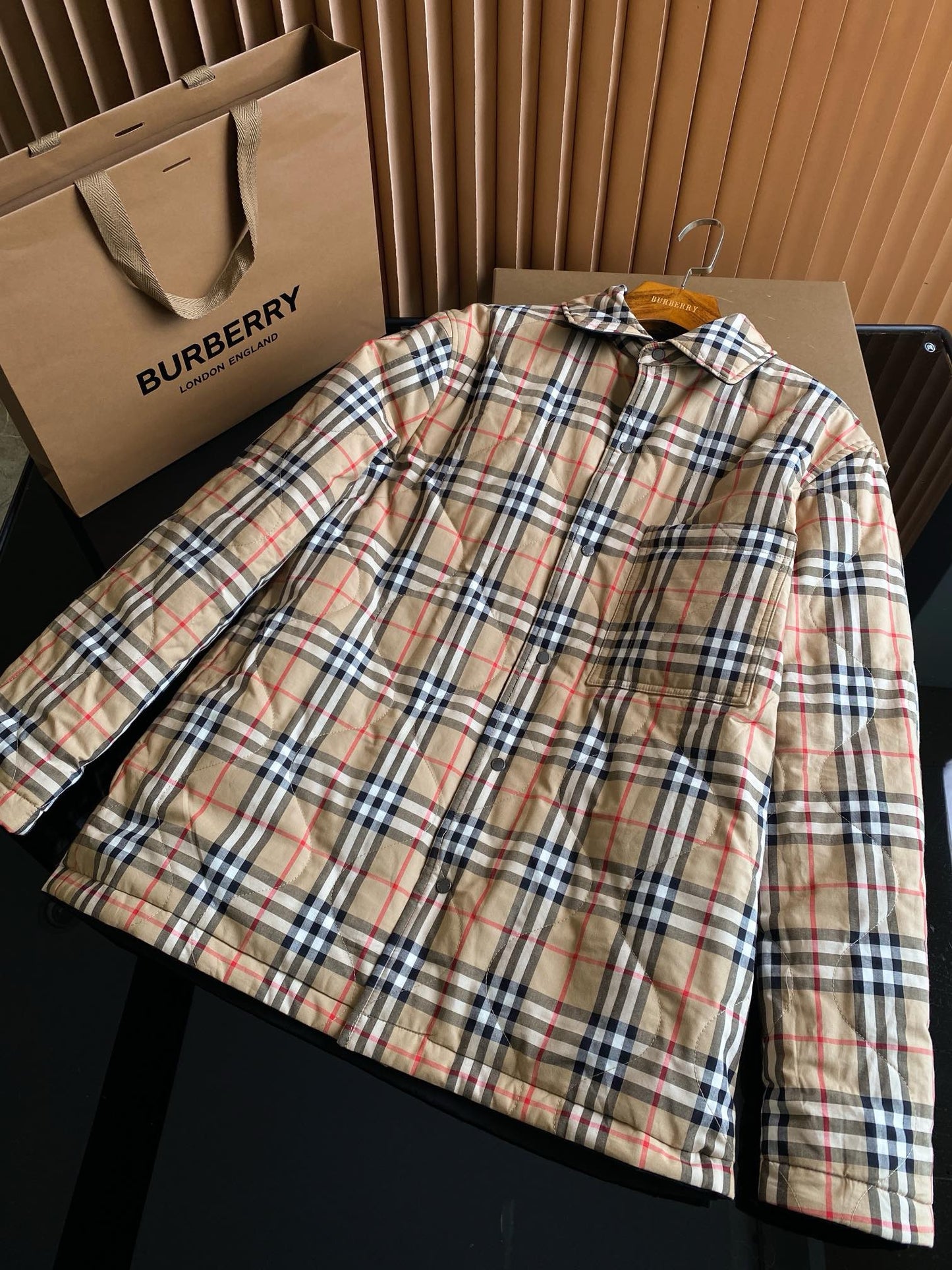 سترة متعددة الألوان