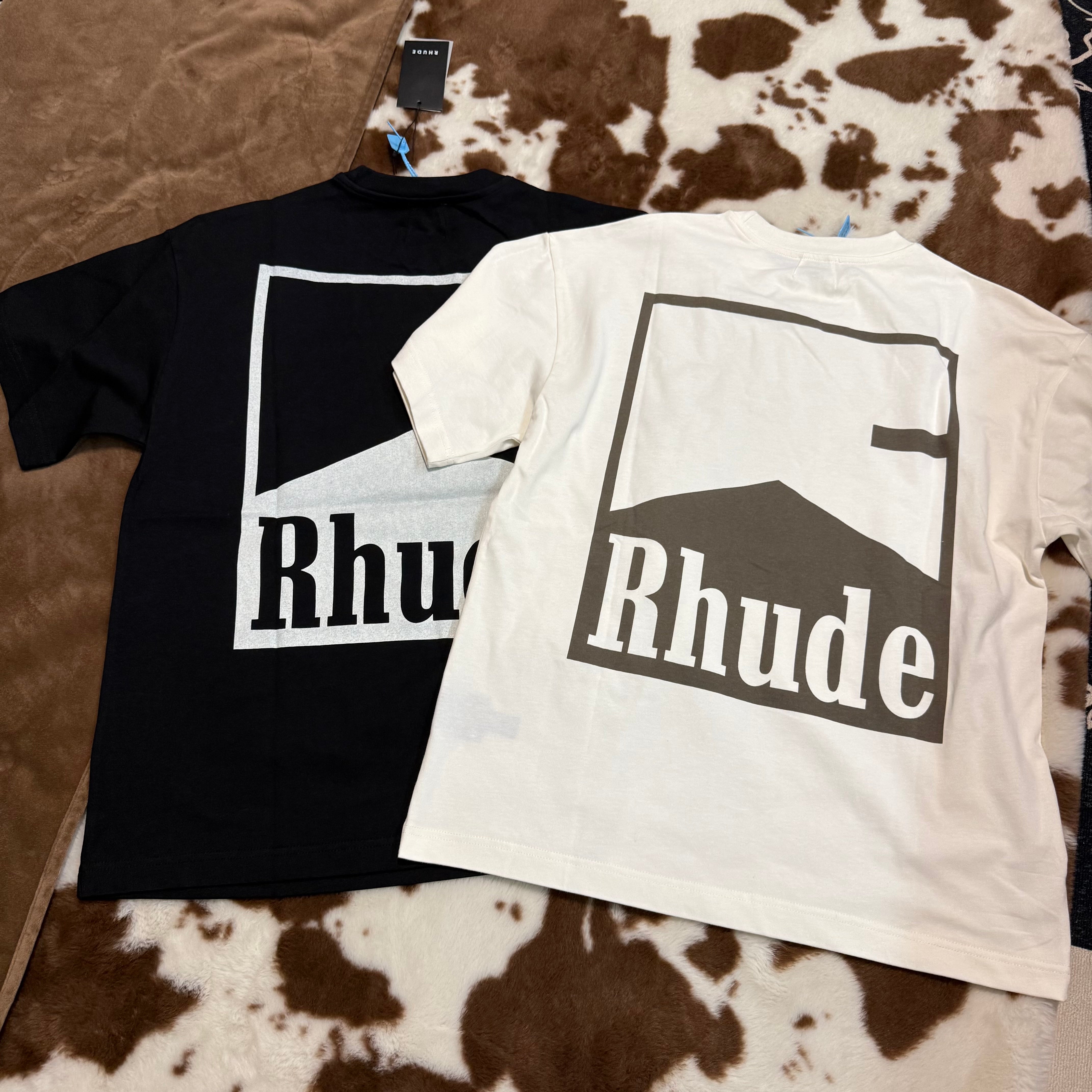 Schwarz-weißes T-Shirt