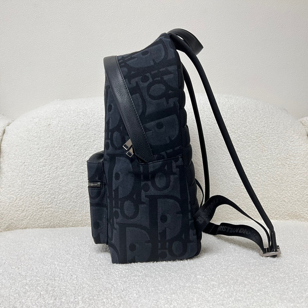 Bolso oblicuo negro y clásico