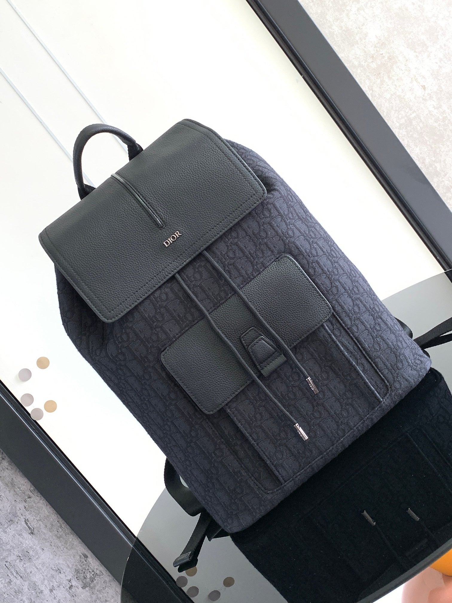 Aprikosen- und schwarze Tasche
