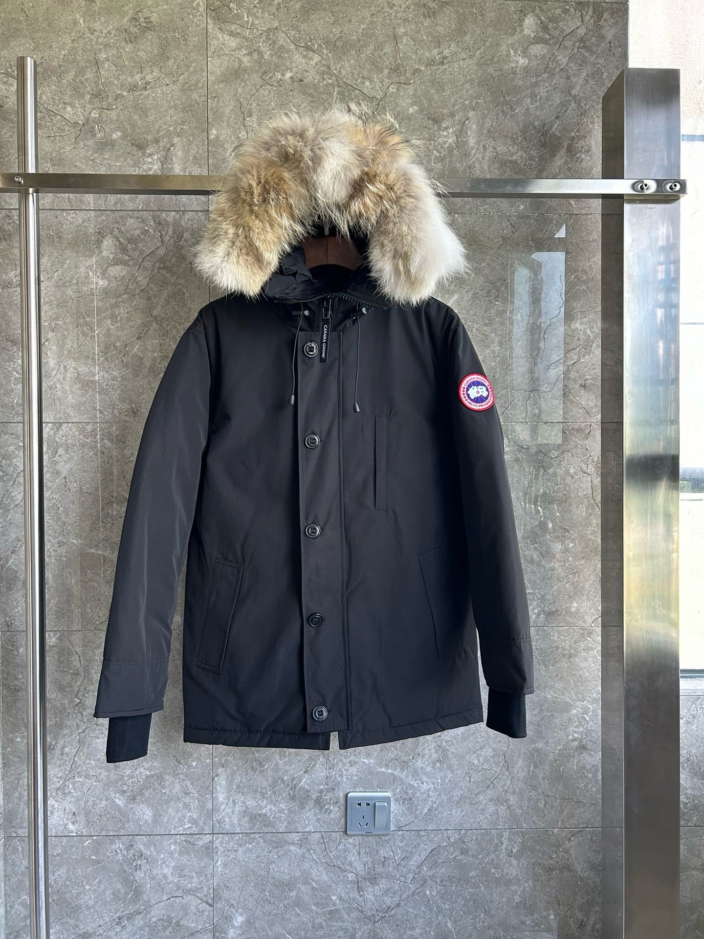 Schwarze und graue Jacke
