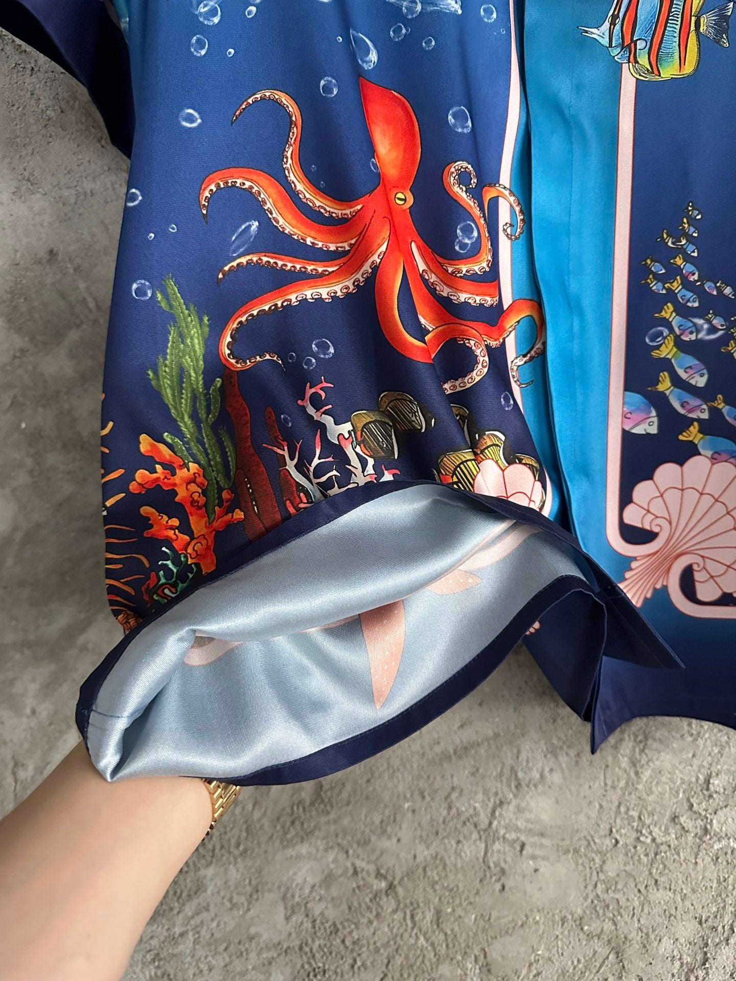 قميص متعدد الألوان