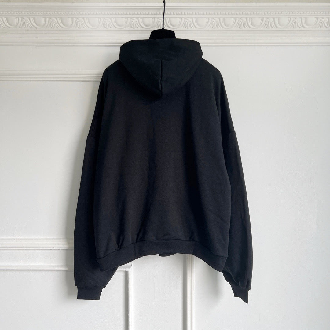 Schwarz-weißer Kapuzenpullover