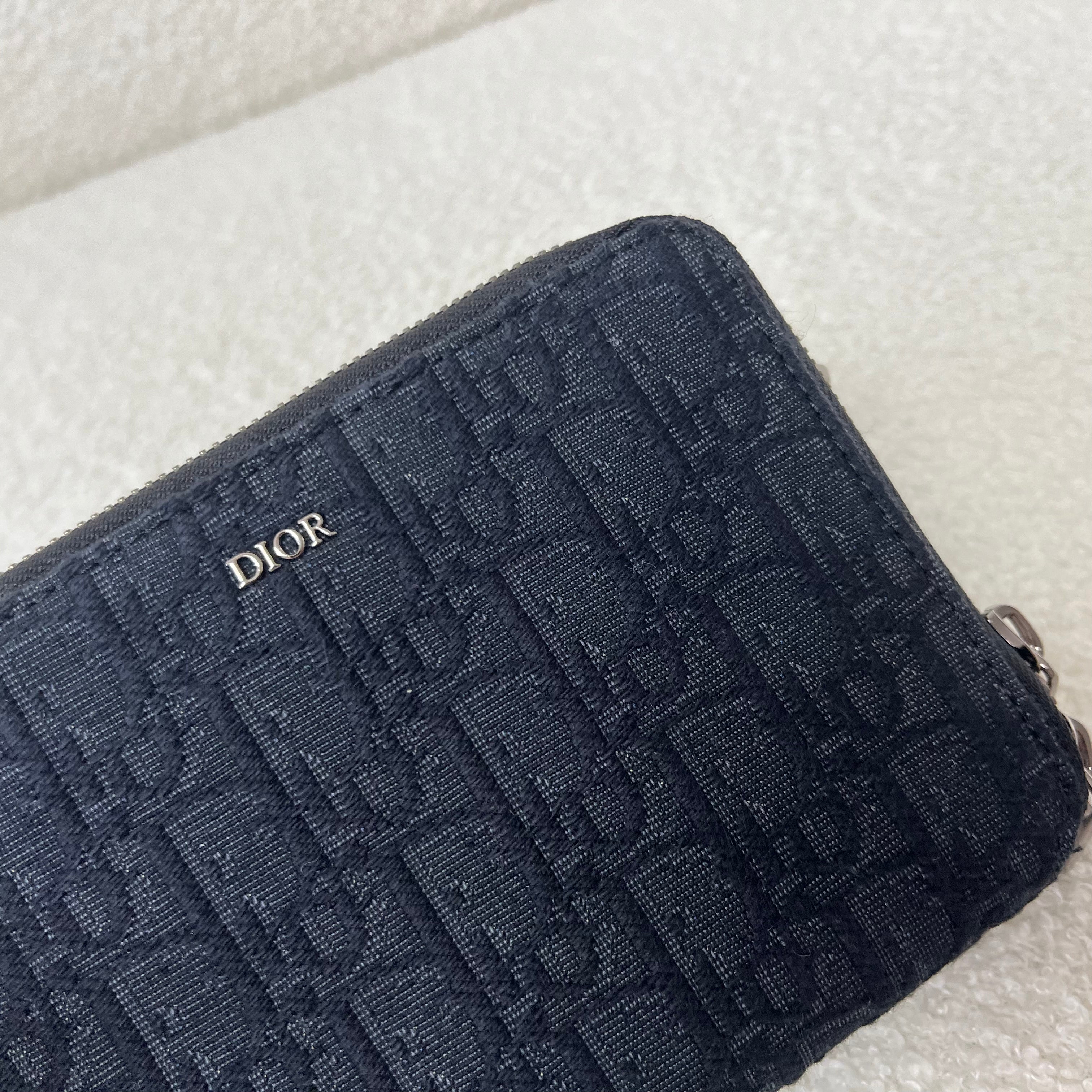 Blaue und schwarzgraue Tasche