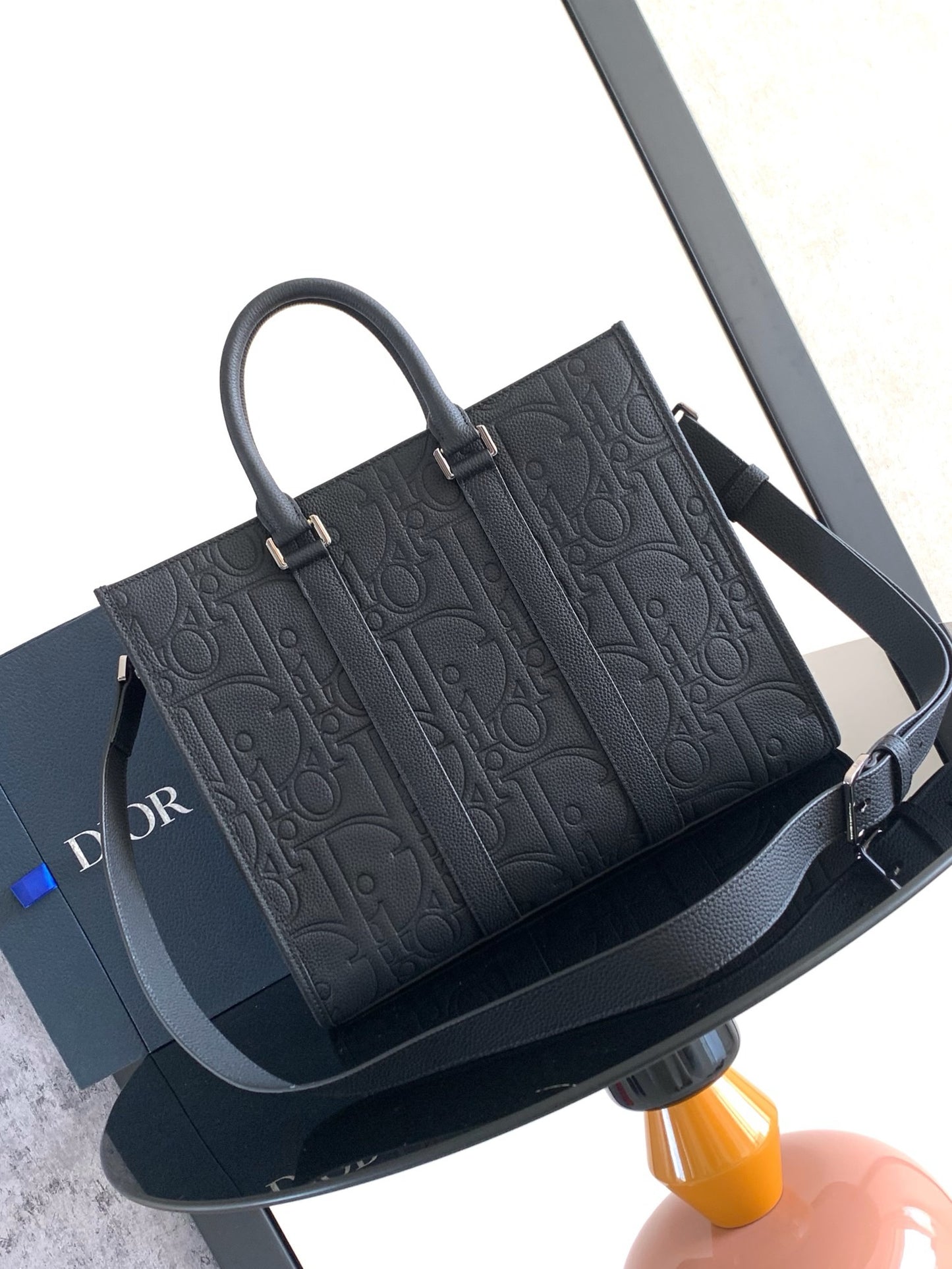 Graublaue und schwarze Tasche
