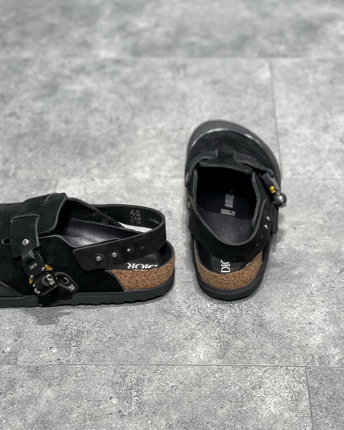 أحذية باللون الأسود والرمادي والأبيض العاجي