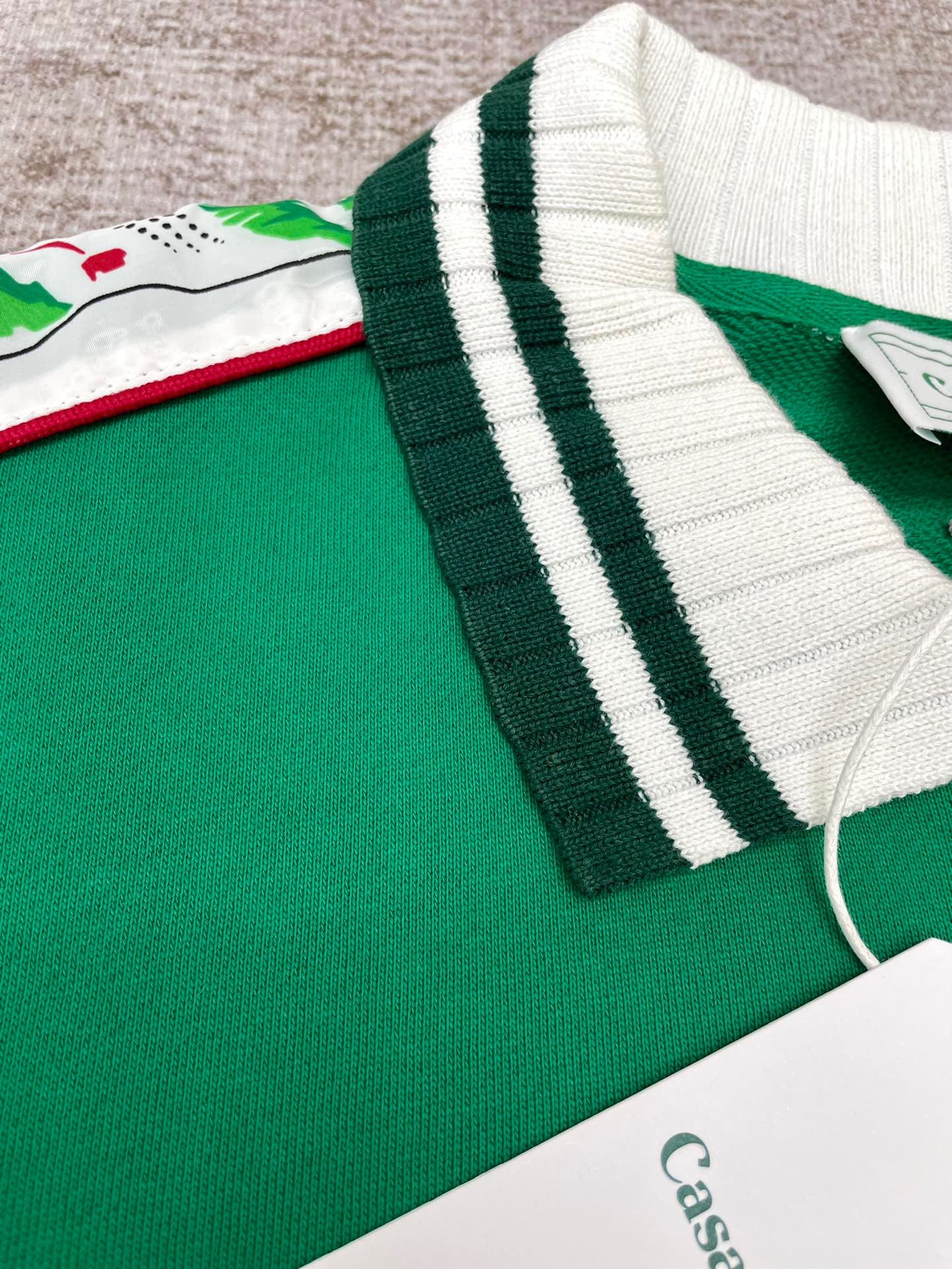 سترة حمراء وخضراء