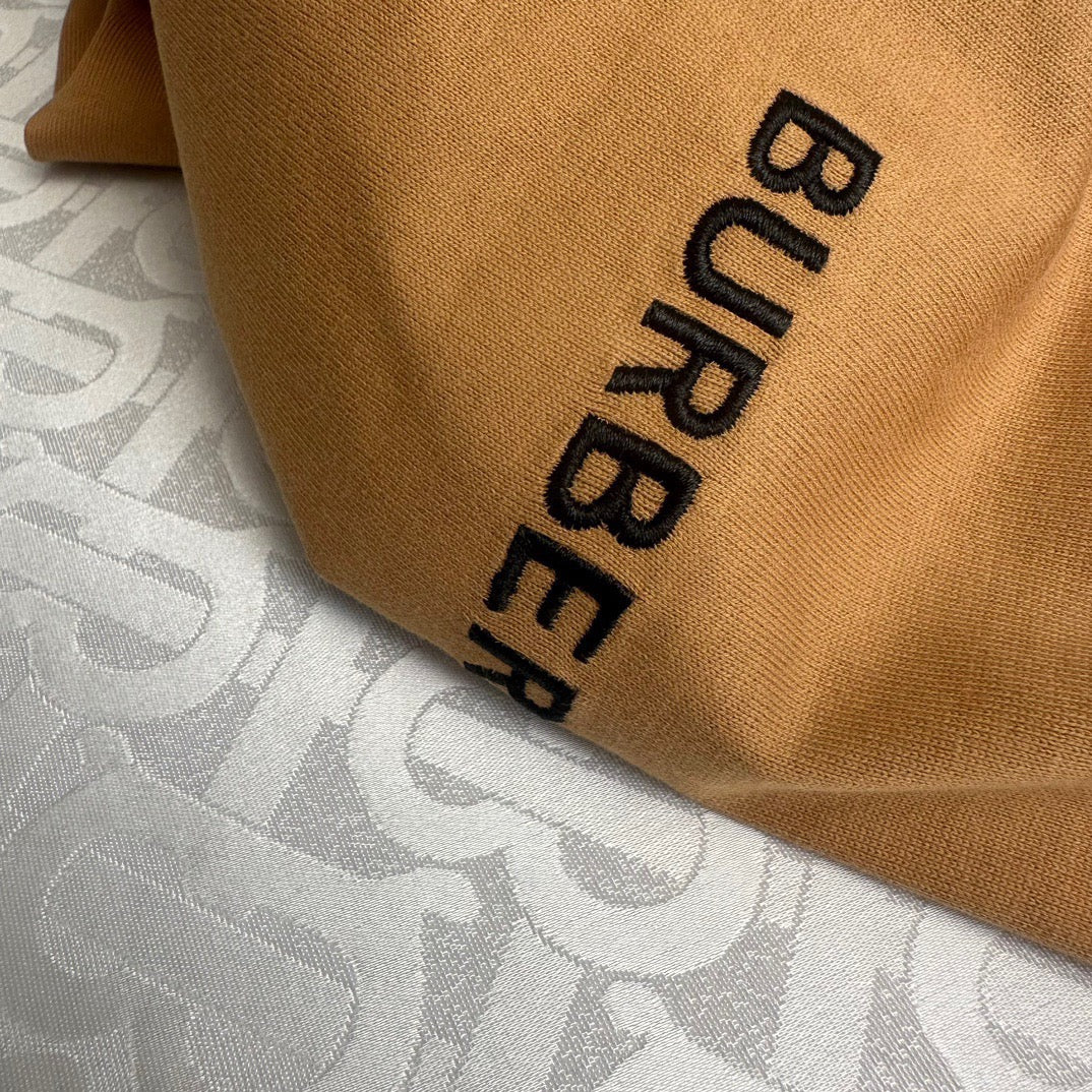 Schwarzes, khakifarbenes und weißes T-Shirt