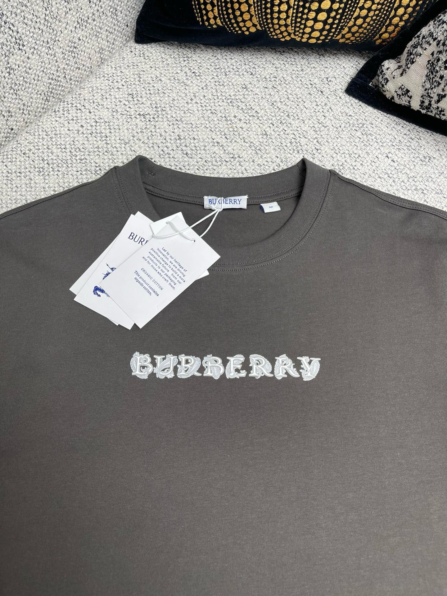 Schwarzes und beiges T-Shirt