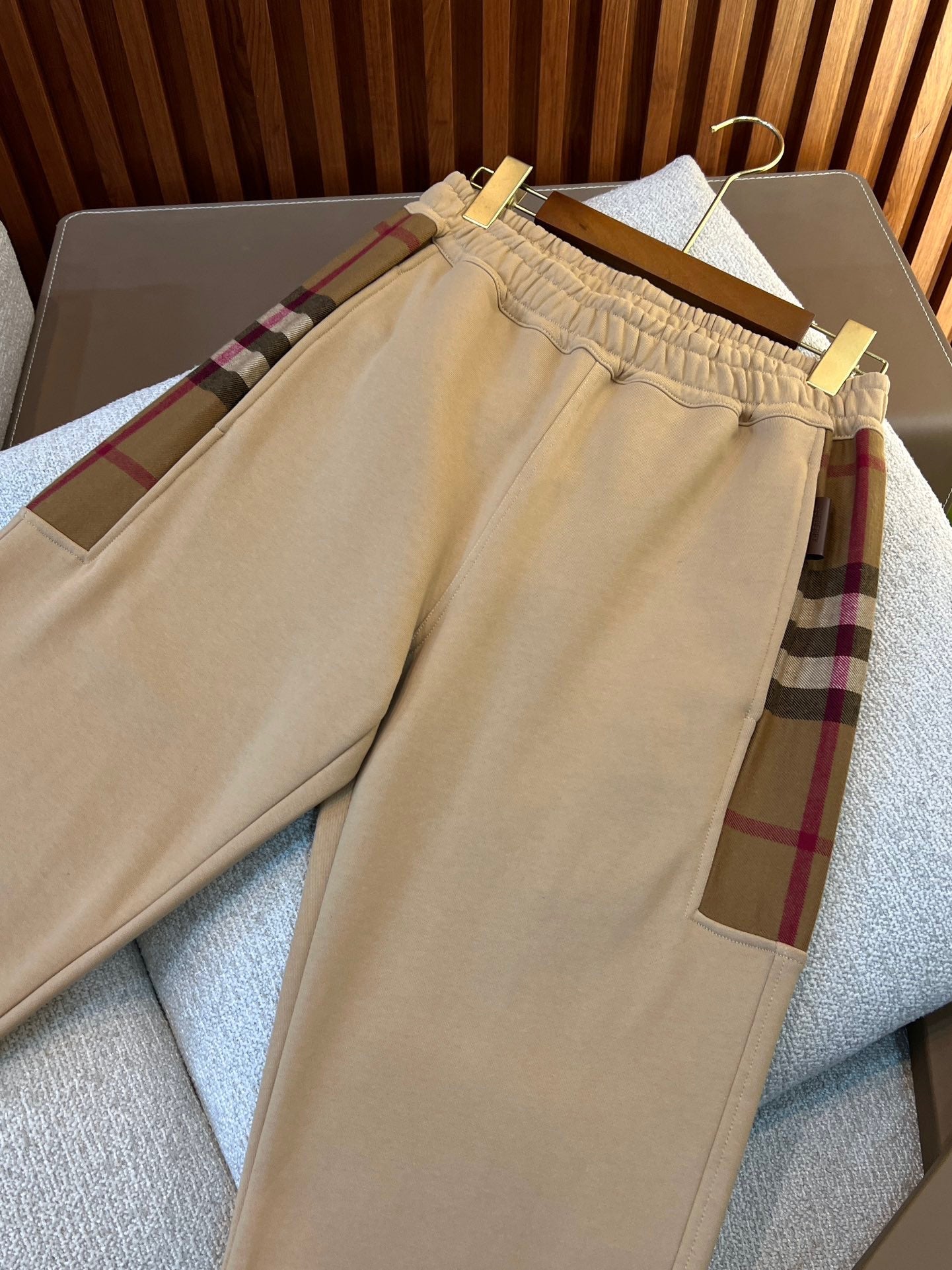 Schwarze, graue, khakifarbene und blaue Hose