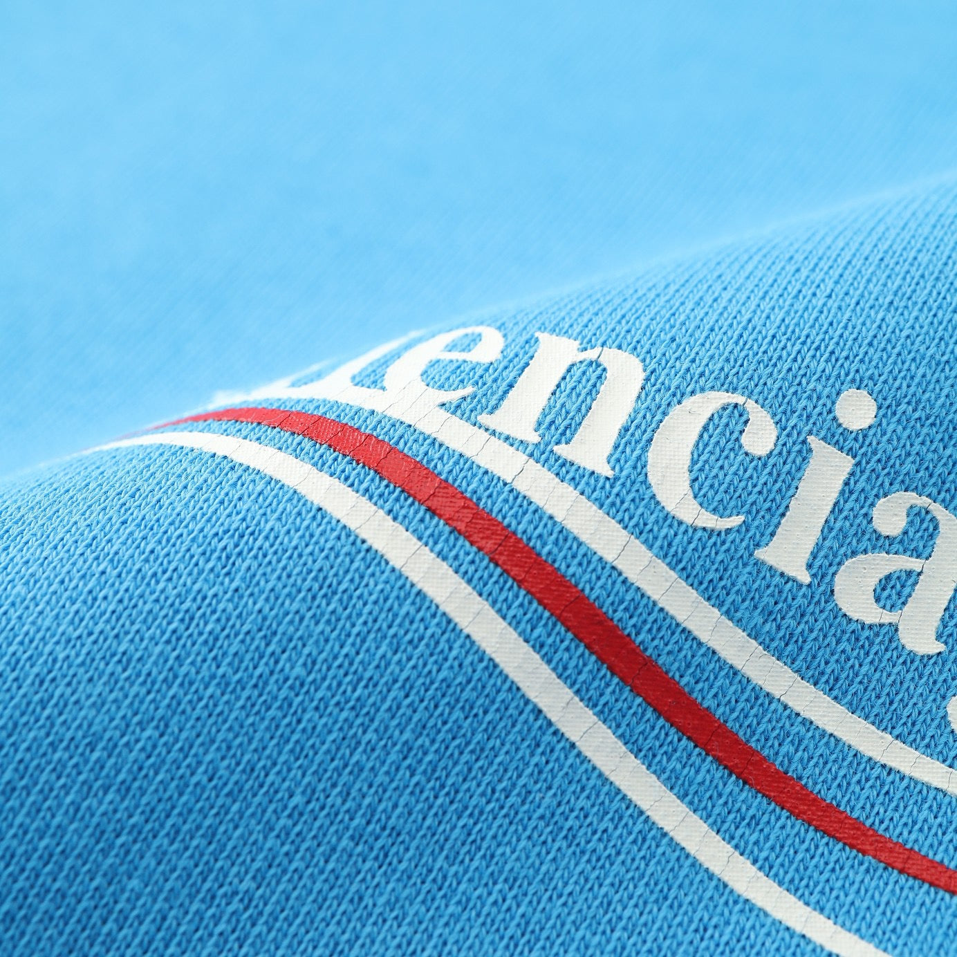 Himmelblauer und khakifarbener Hoodie