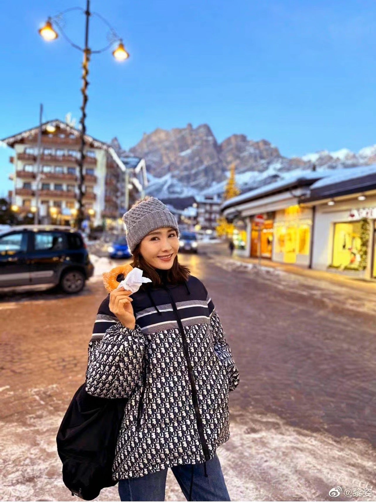 Chaqueta blanca y negra