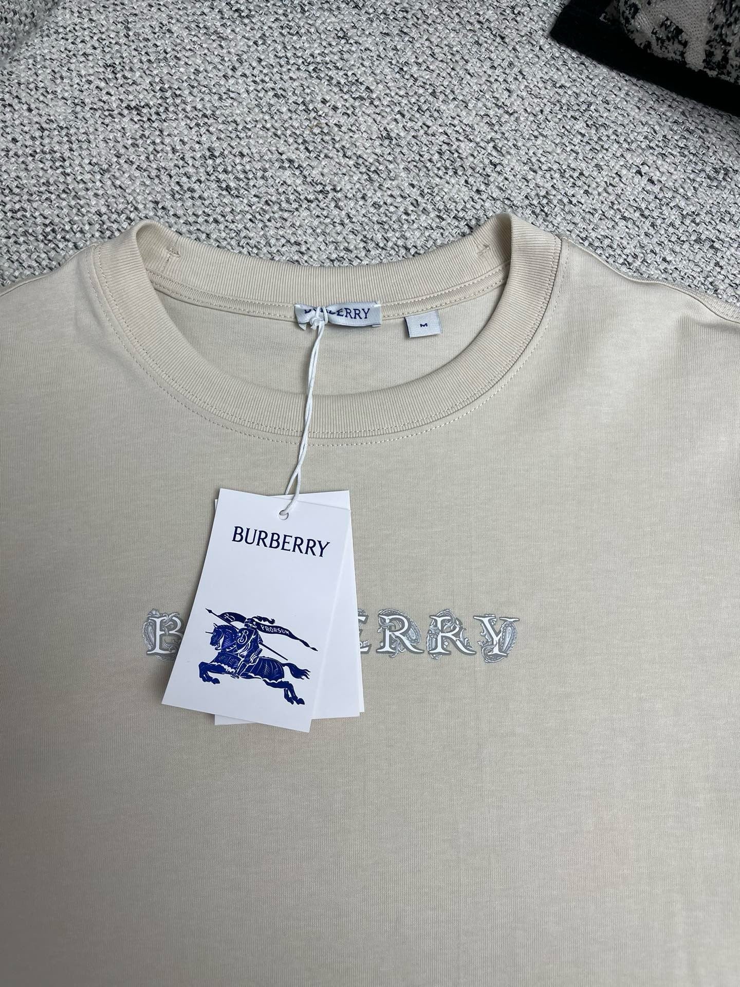 Schwarzes und beiges T-Shirt
