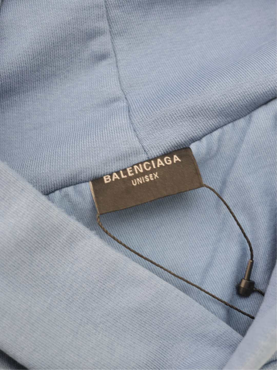 Blauer und schwarzer Kapuzenpullover
