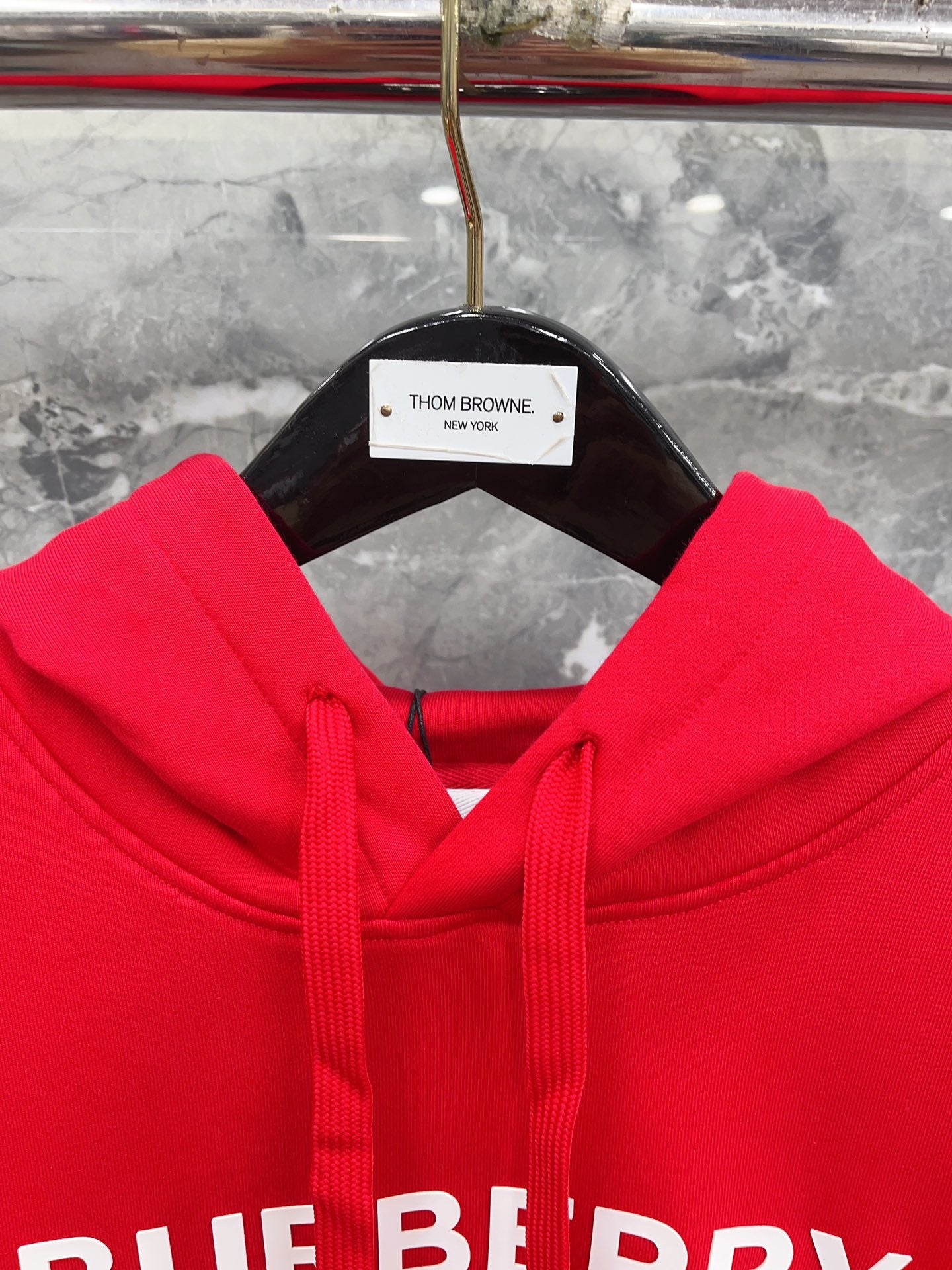 Kapuzenpullover in Schwarz, Khaki, Blau und Rot