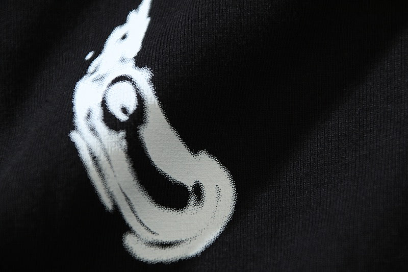 تي شيرت أحمر وأسود وأبيض