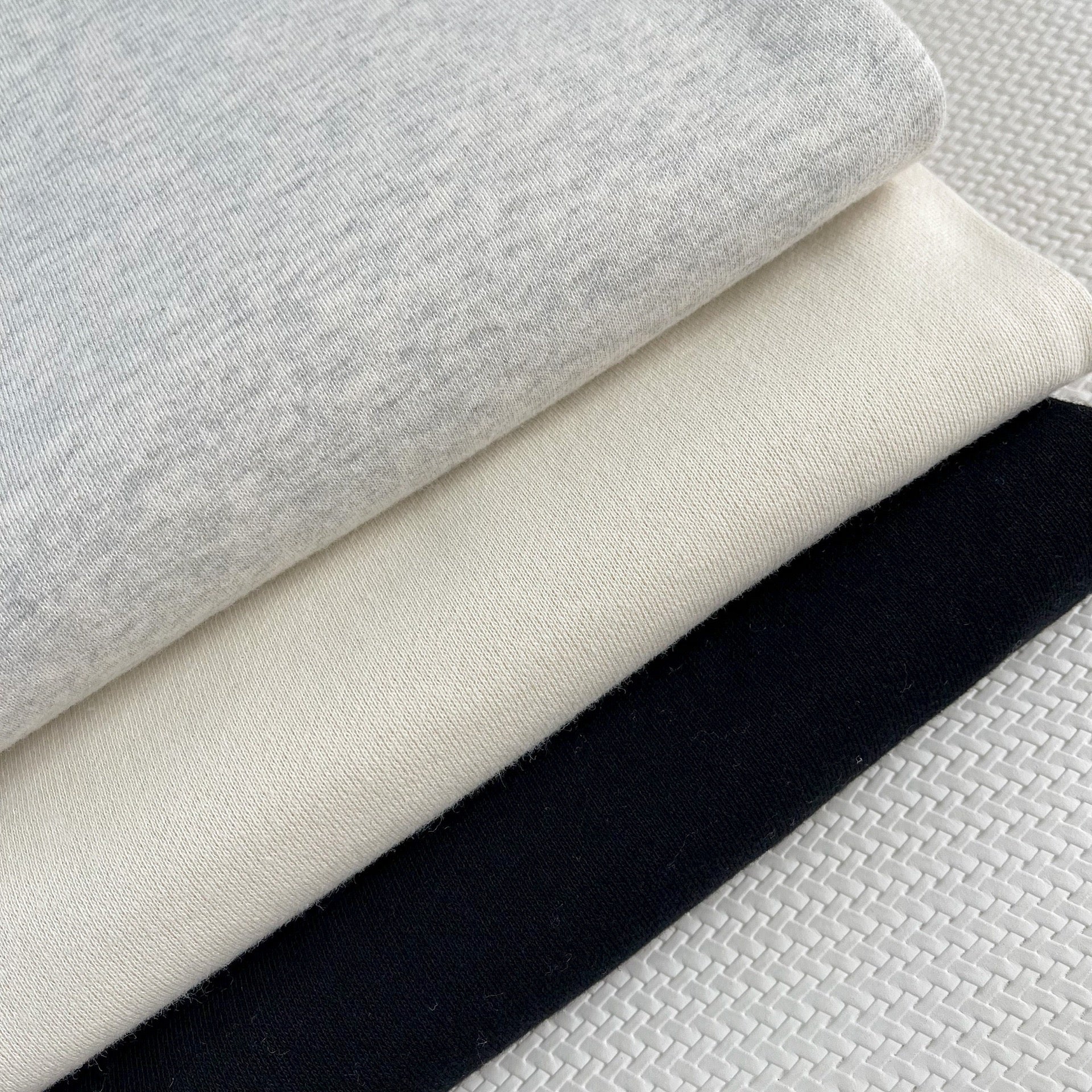 Schwarze und weiße Hose