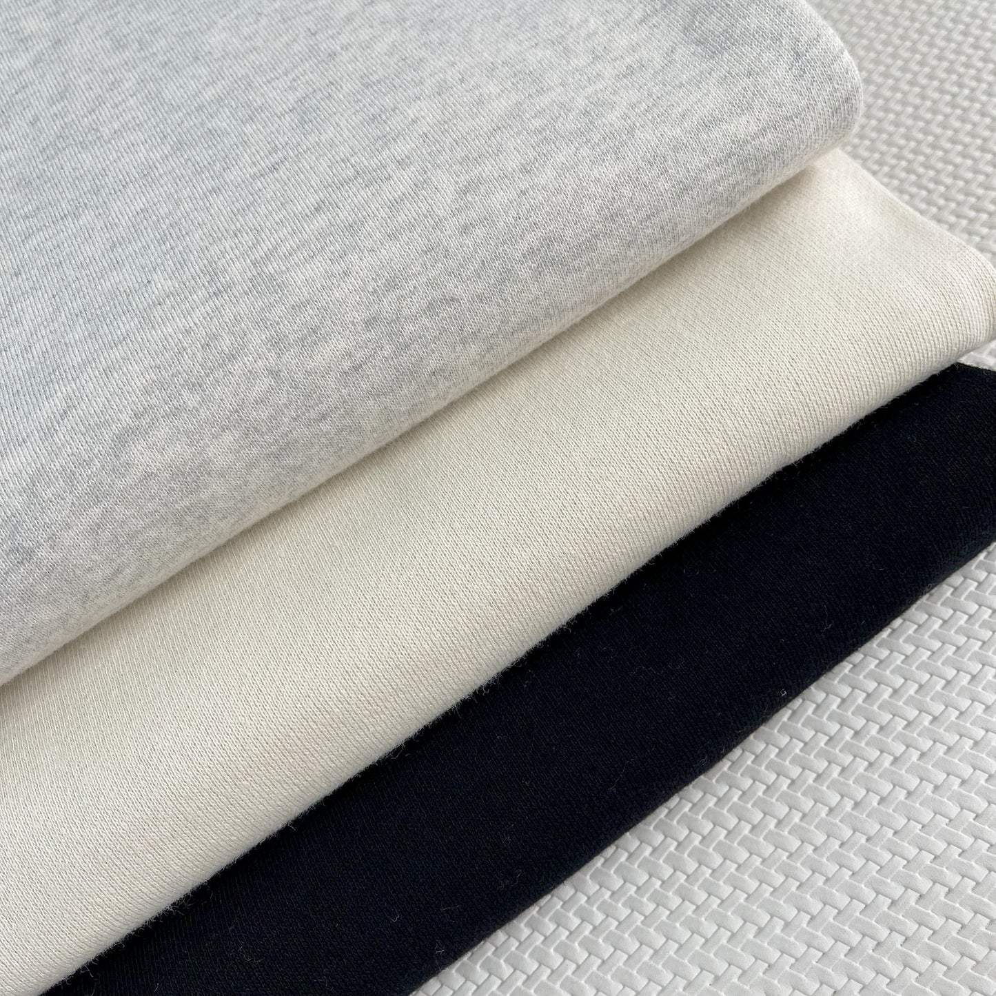 Schwarze und weiße Hose