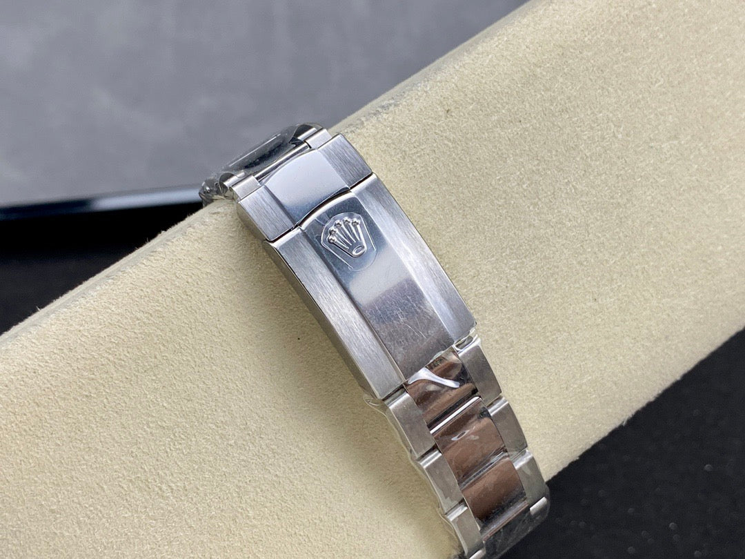 Weiß-schwarze Uhr