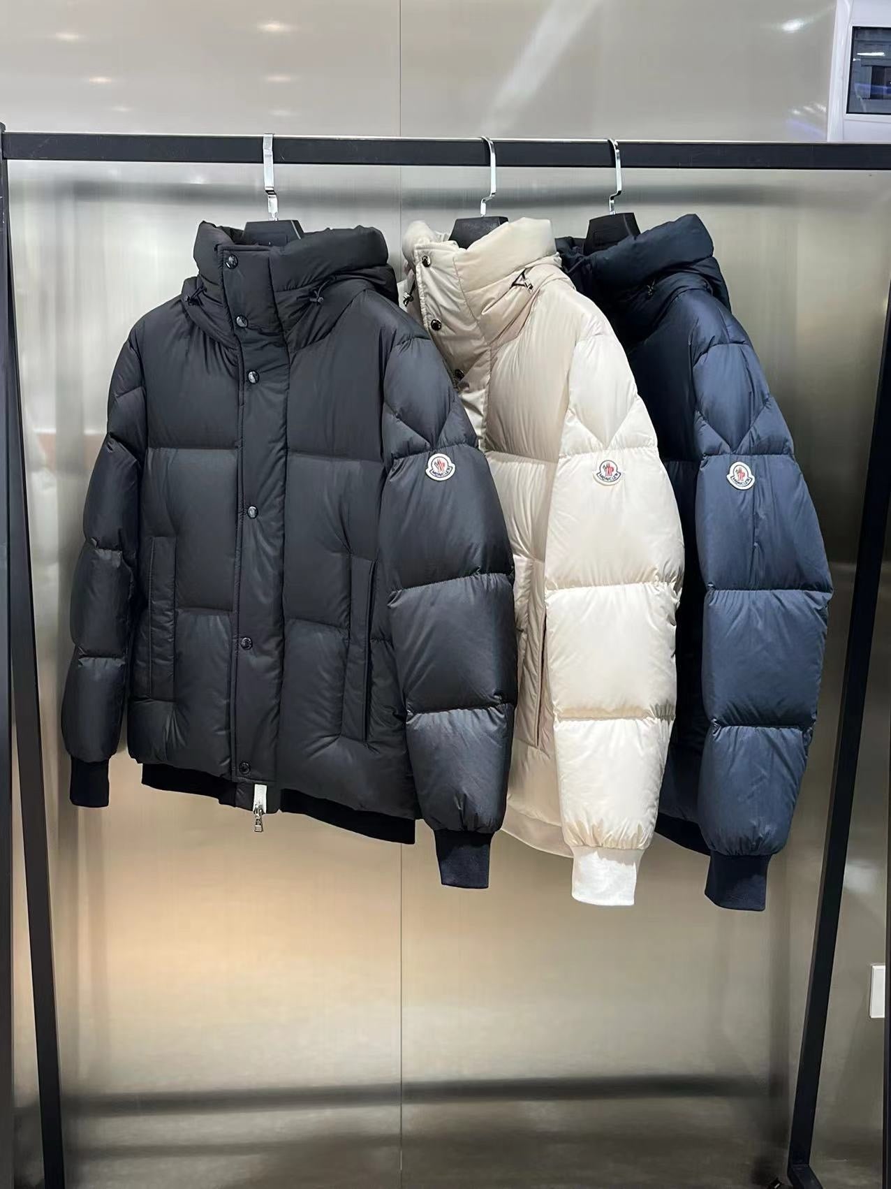 Schwarze, blaue und weiße Jacke