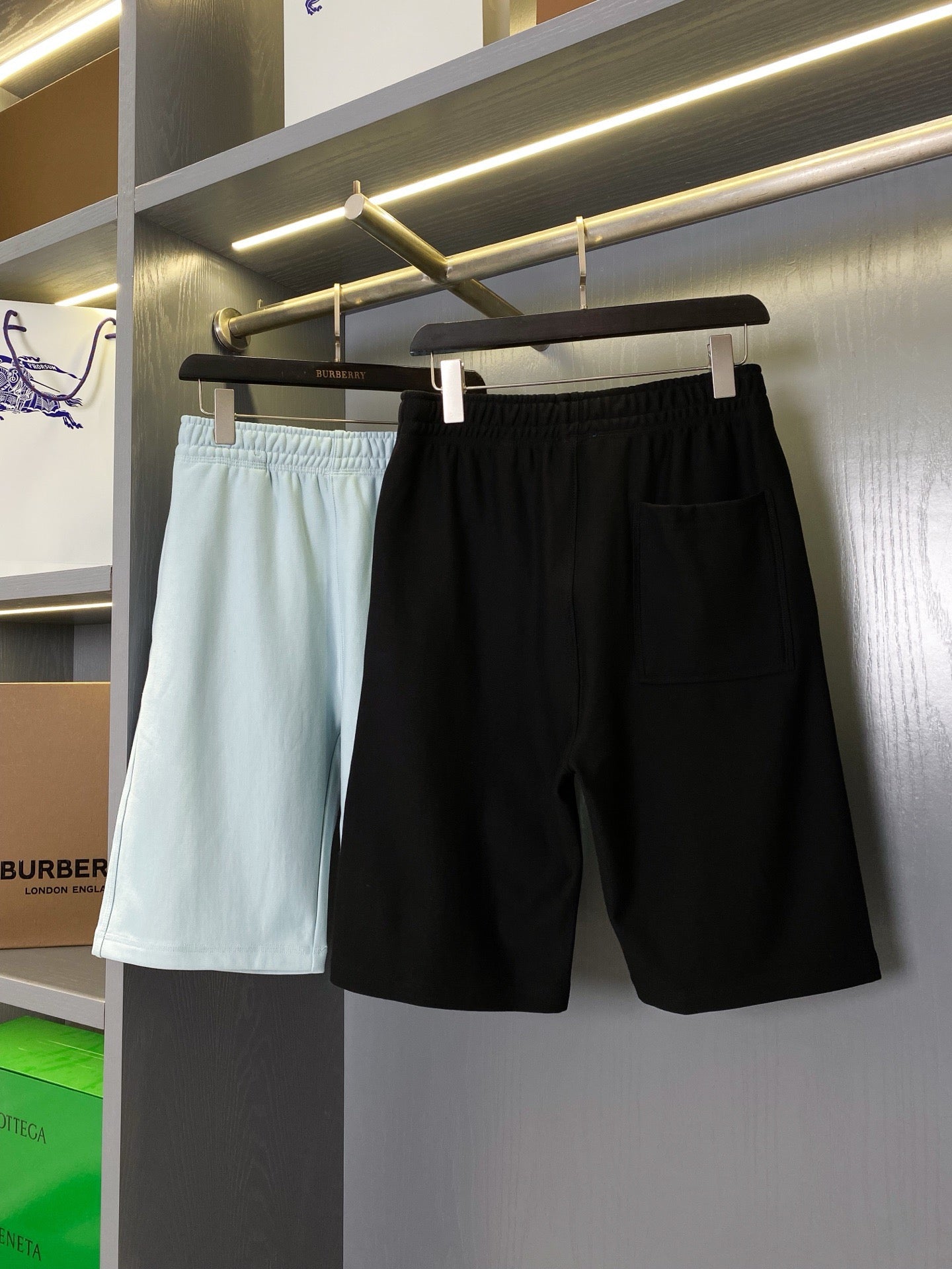 Schwarze und hellblaue Shorts