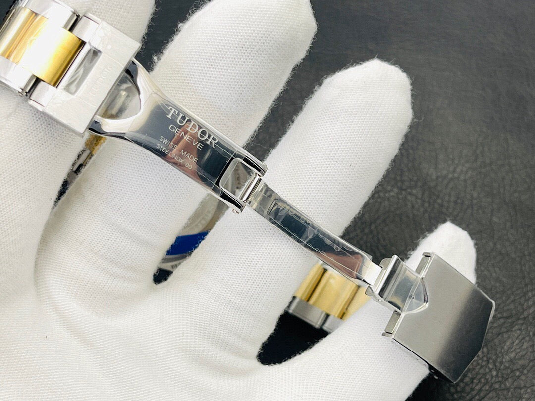 ساعة متعددة الألوان