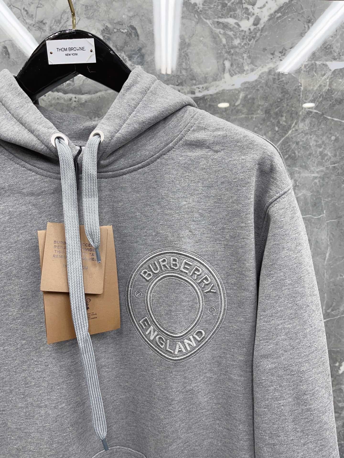 Schwarz-grauer Kapuzenpullover