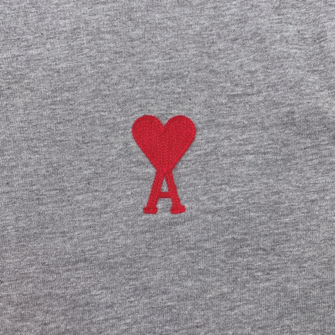 Weißes, schwarzes und graues T-Shirt