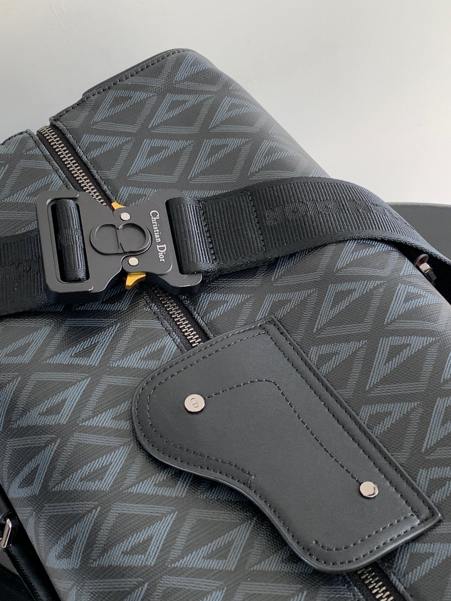 Graue und schwarze Tasche