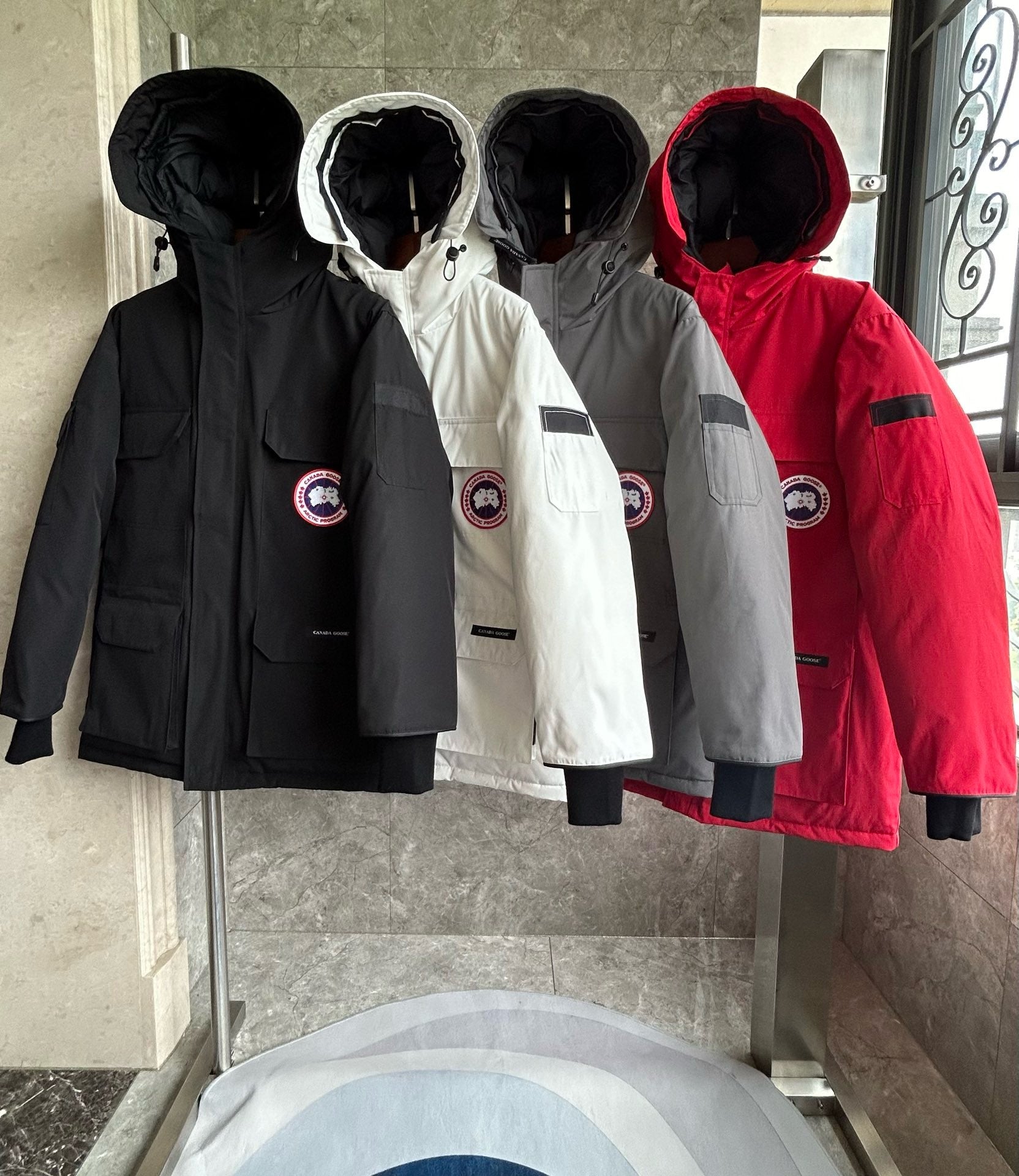 Weiße, graue, rote und schwarze Jacke