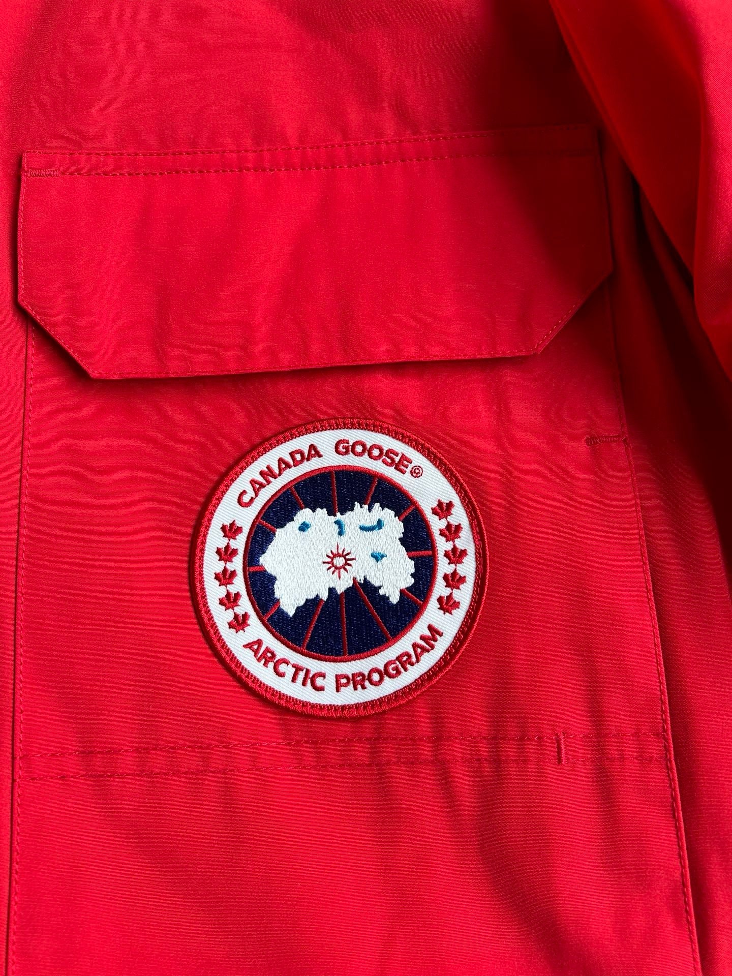 Weiße, graue, rote und schwarze Jacke