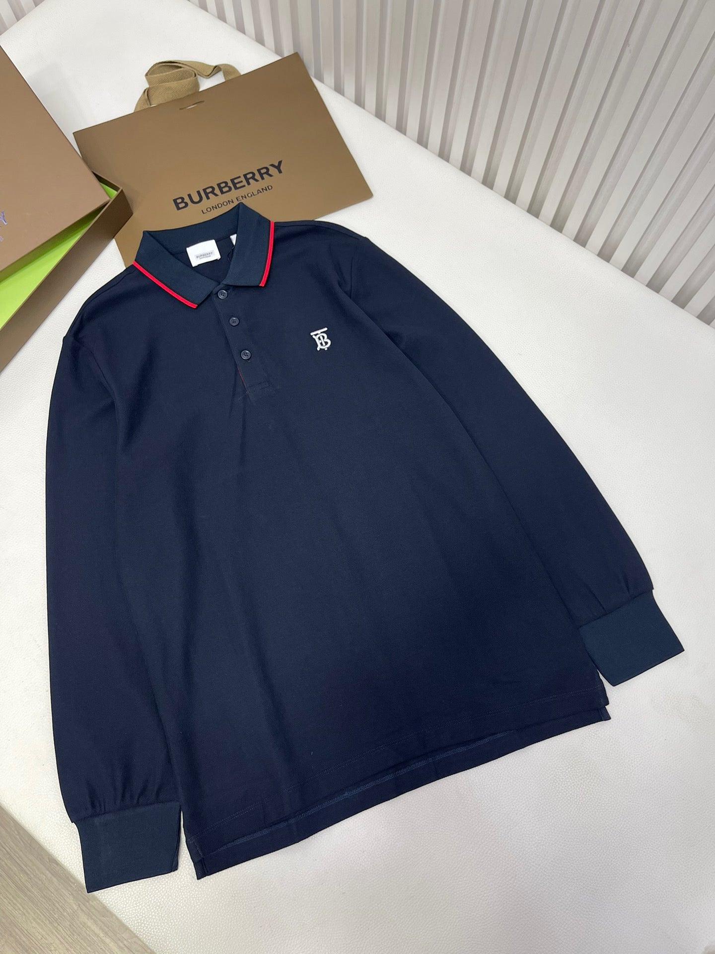 Poloshirt in Schwarz, Weiß, Marineblau und Hellblau