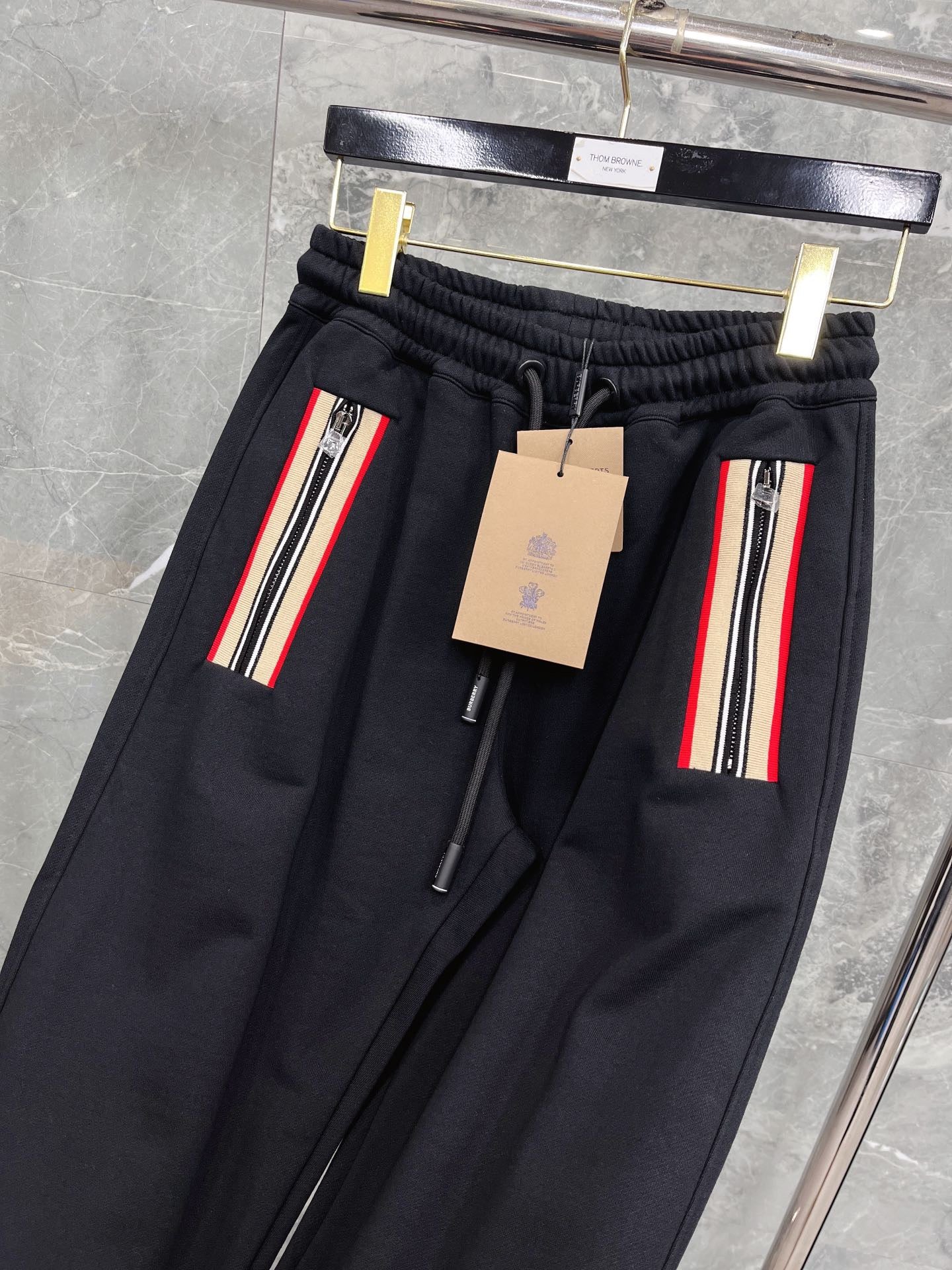 Schwarze, blaue und graue Hose