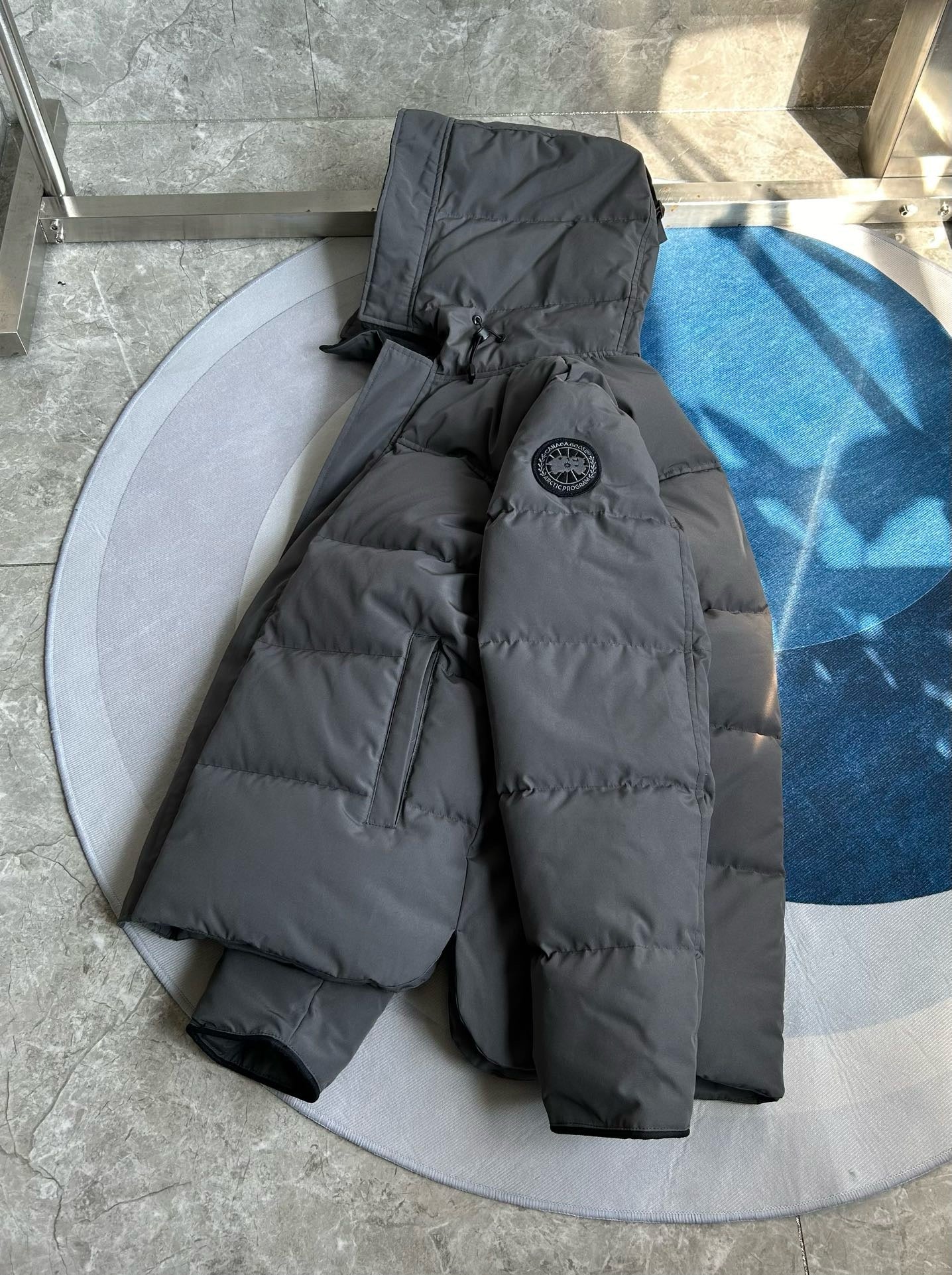Weiße, graue, blaue und schwarze Jacke