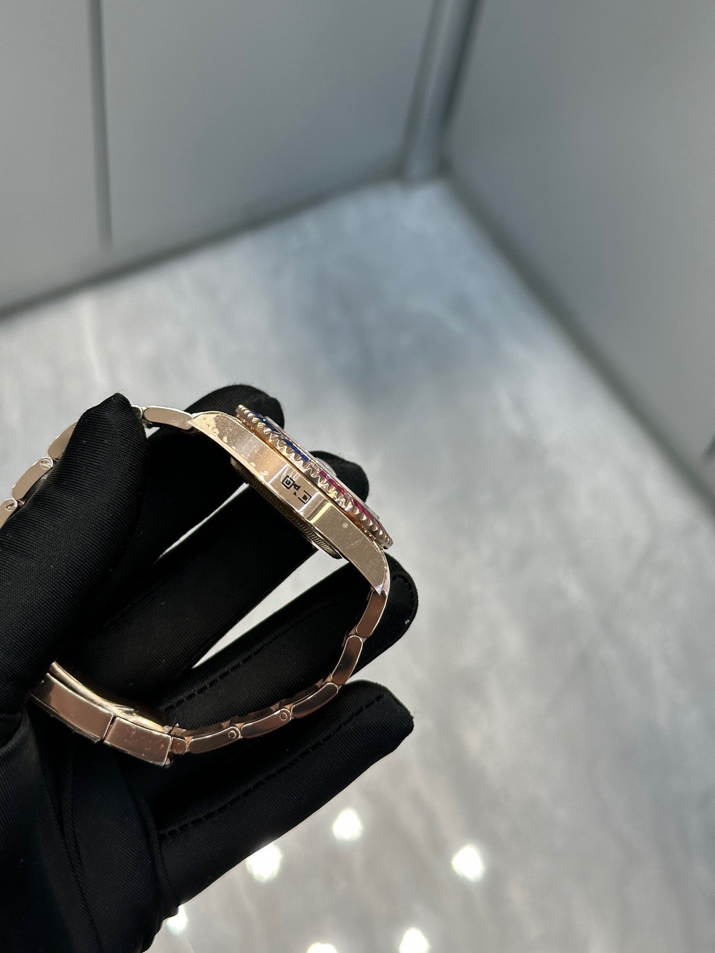 ساعة متعددة الألوان