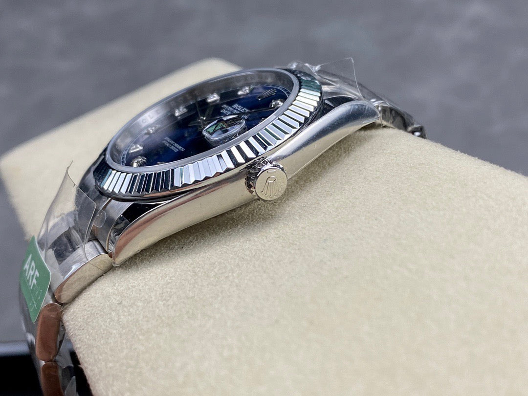 Weiß-blaue Uhr