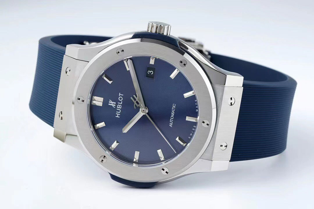 Blau-weiße Uhr