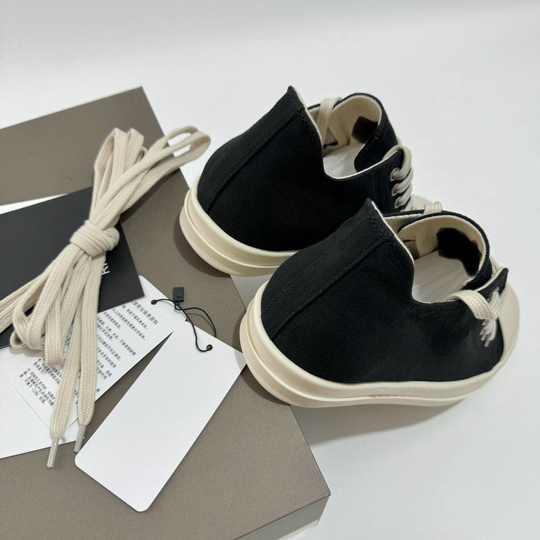 Schwarz-weiße Schuhe