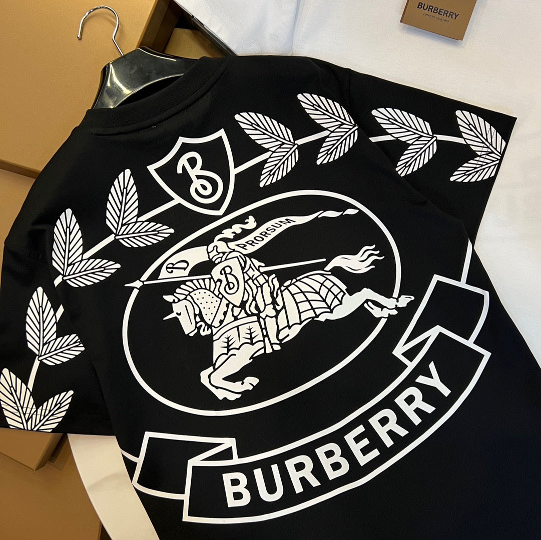 Schwarz-weißes T-Shirt