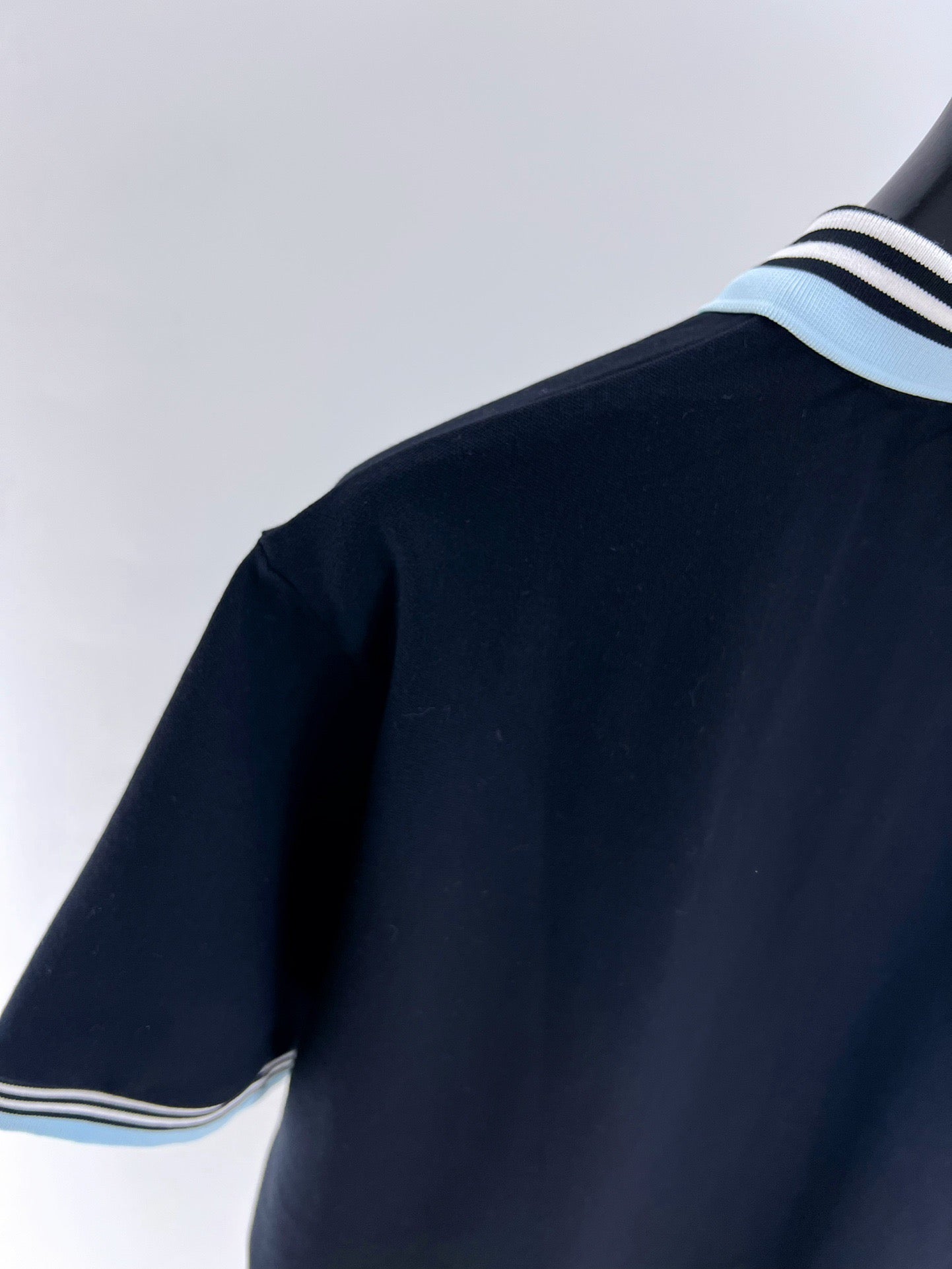 Gelbes und blaues Polo