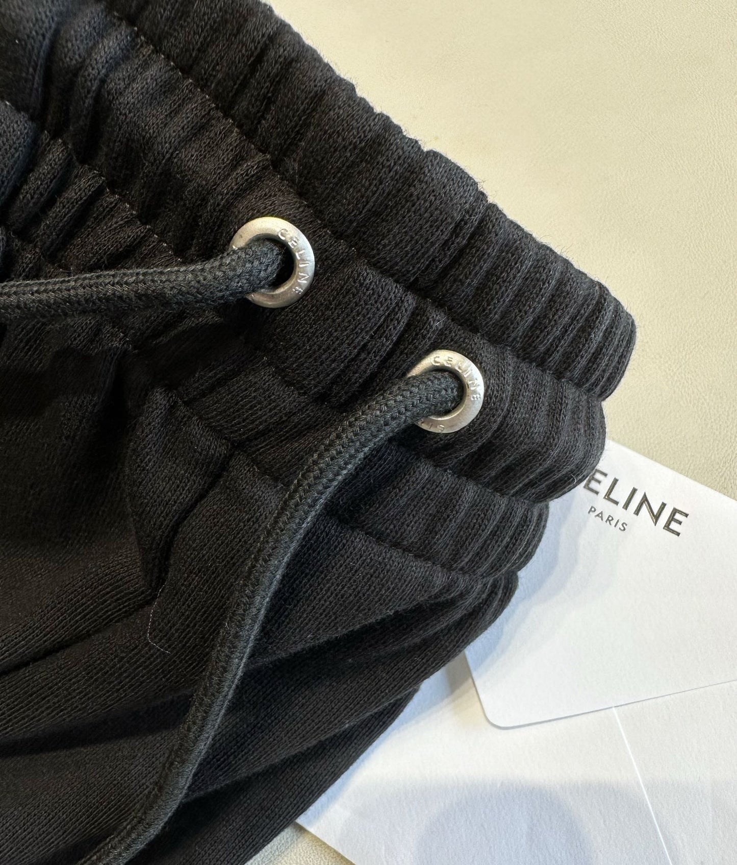 بنطال أسود ورمادي