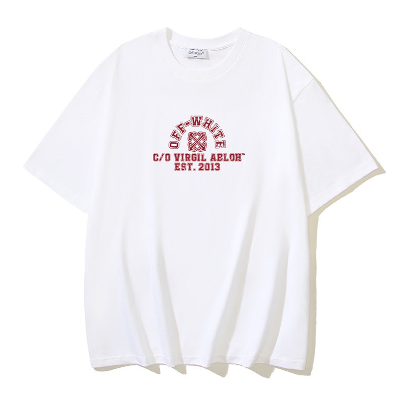 Rotes, schwarzes, blaues und weißes T-Shirt