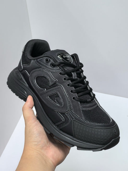 أحذية متعددة الألوان